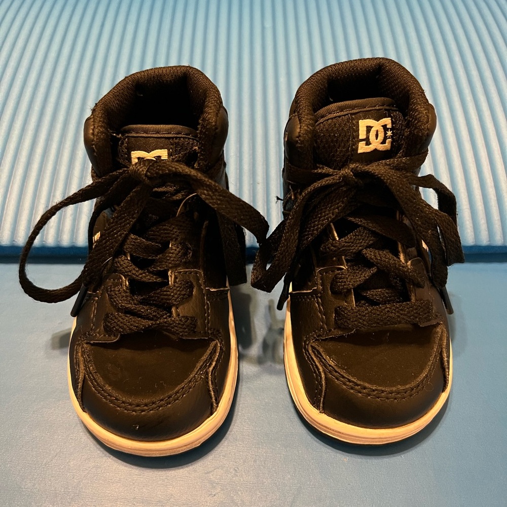 DC High top Sneakers toddler size： 6
